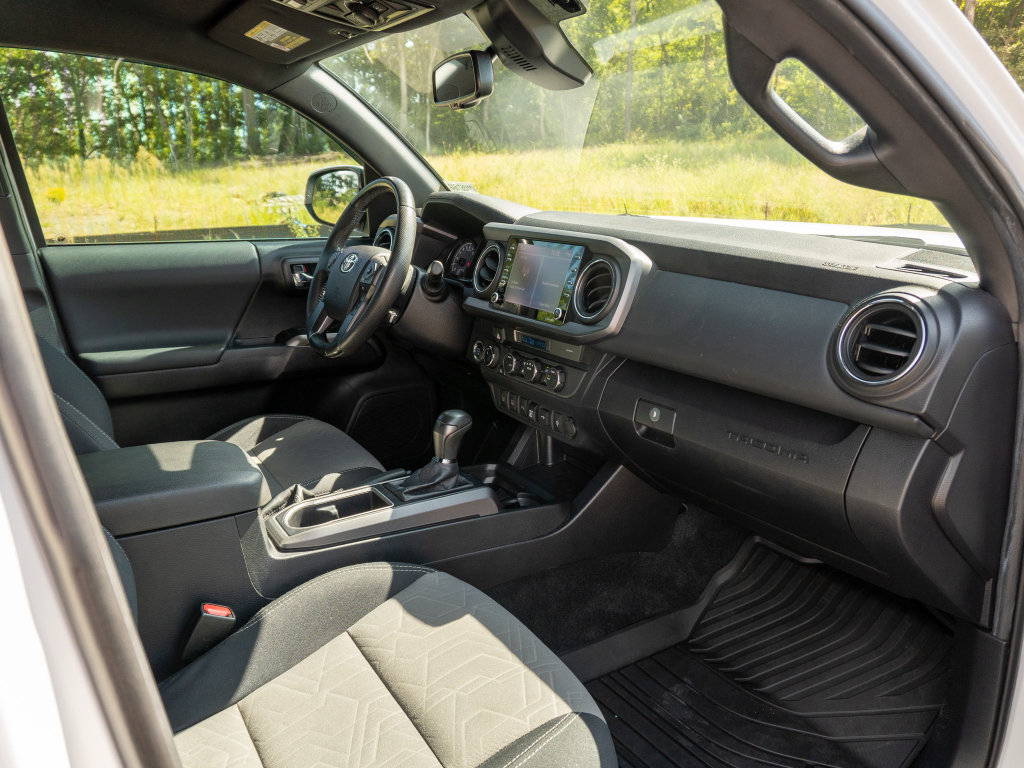 Used 2021 Toyota Tacoma TRD Off-Road w/ Technology Package AWD/4WD image 17
