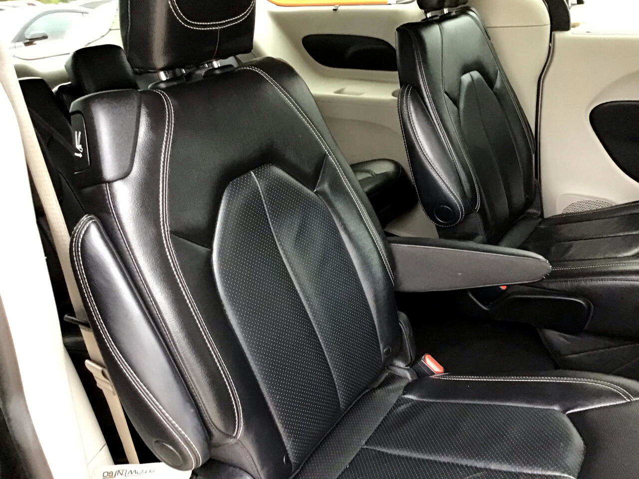 Used 2022 Chrysler Pacifica Touring-L image 42