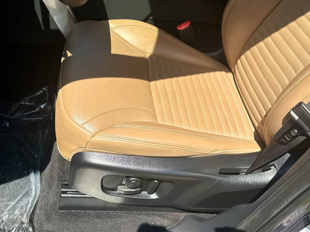Used 2024 Land Rover Discovery Dynamic SE AWD/4WD image 21