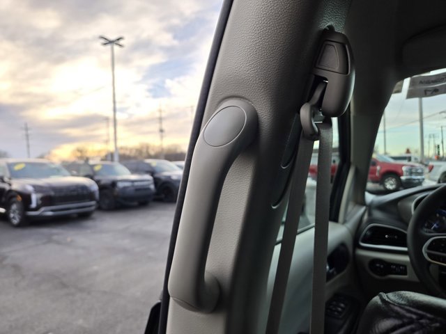 Used 2022 Chrysler Pacifica Touring-L image 32