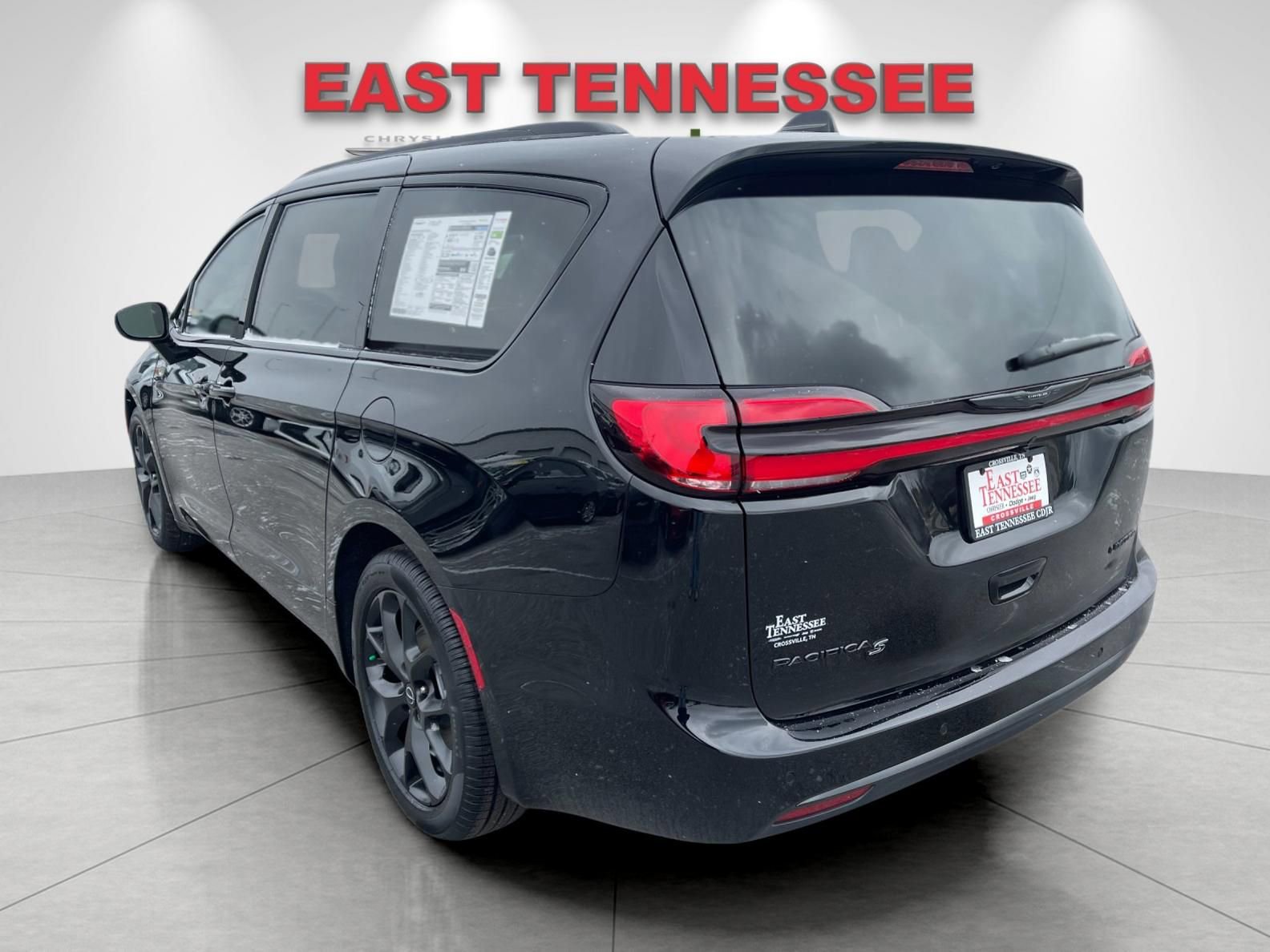New 2026 Chrysler Pacifica Limited w/ Uconnect Theater Family Group image 5