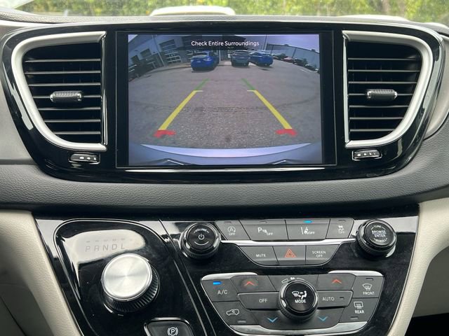 Used 2024 Chrysler Pacifica Touring-L image 11