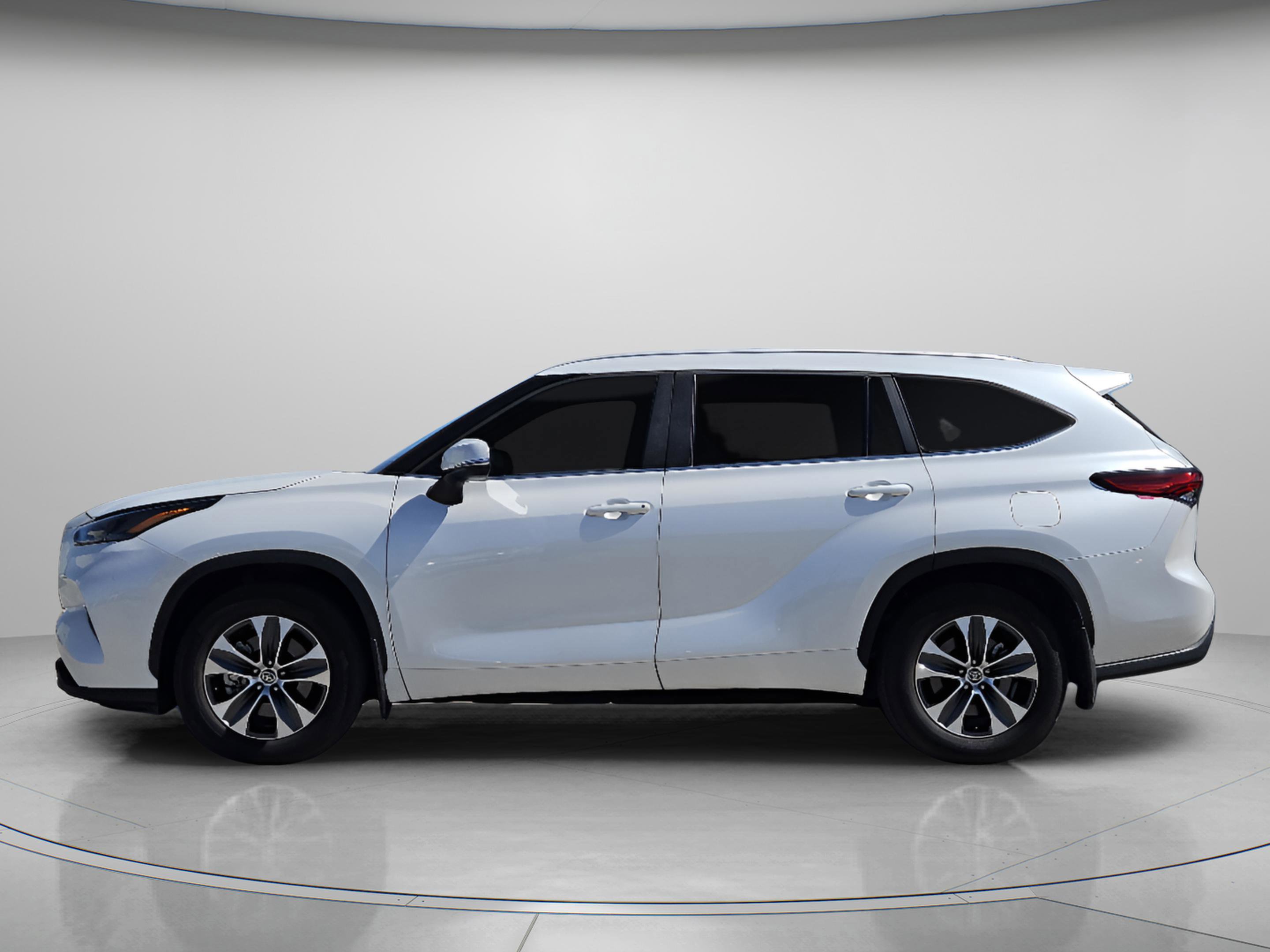 Used 2023 Toyota Highlander XLE image 2