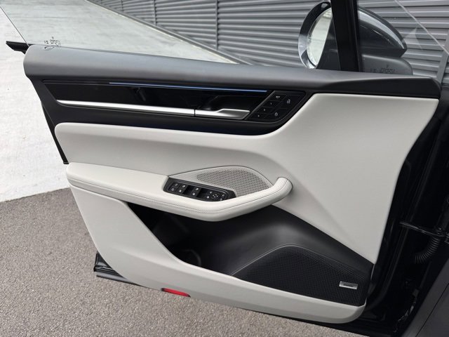 Certified 2025 Porsche Macan 4 Electric image 13