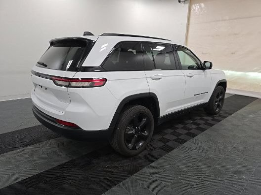 Used 2023 Jeep Grand Cherokee Altitude AWD/4WD image 4