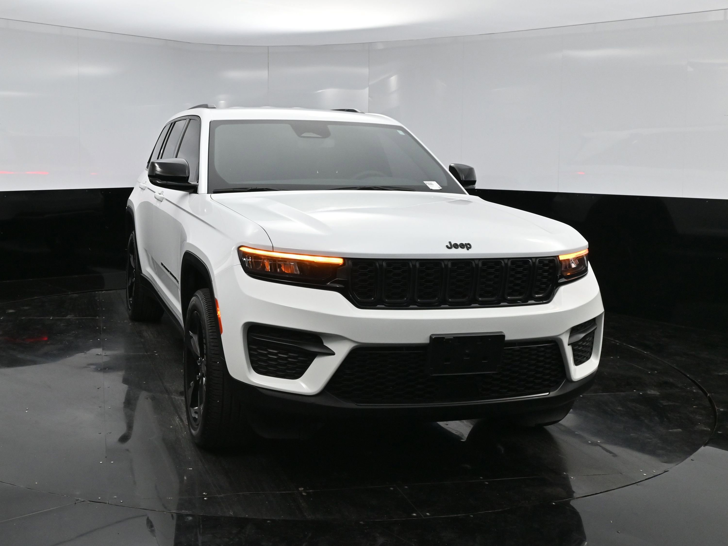 Used 2023 Jeep Grand Cherokee Altitude image 1