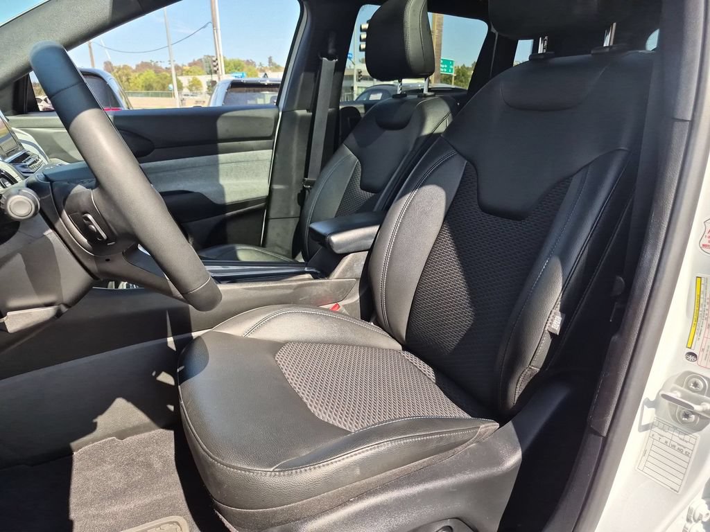 Used 2025 Jeep Compass Latitude w/ Sun & Sound Group AWD/4WD image 25