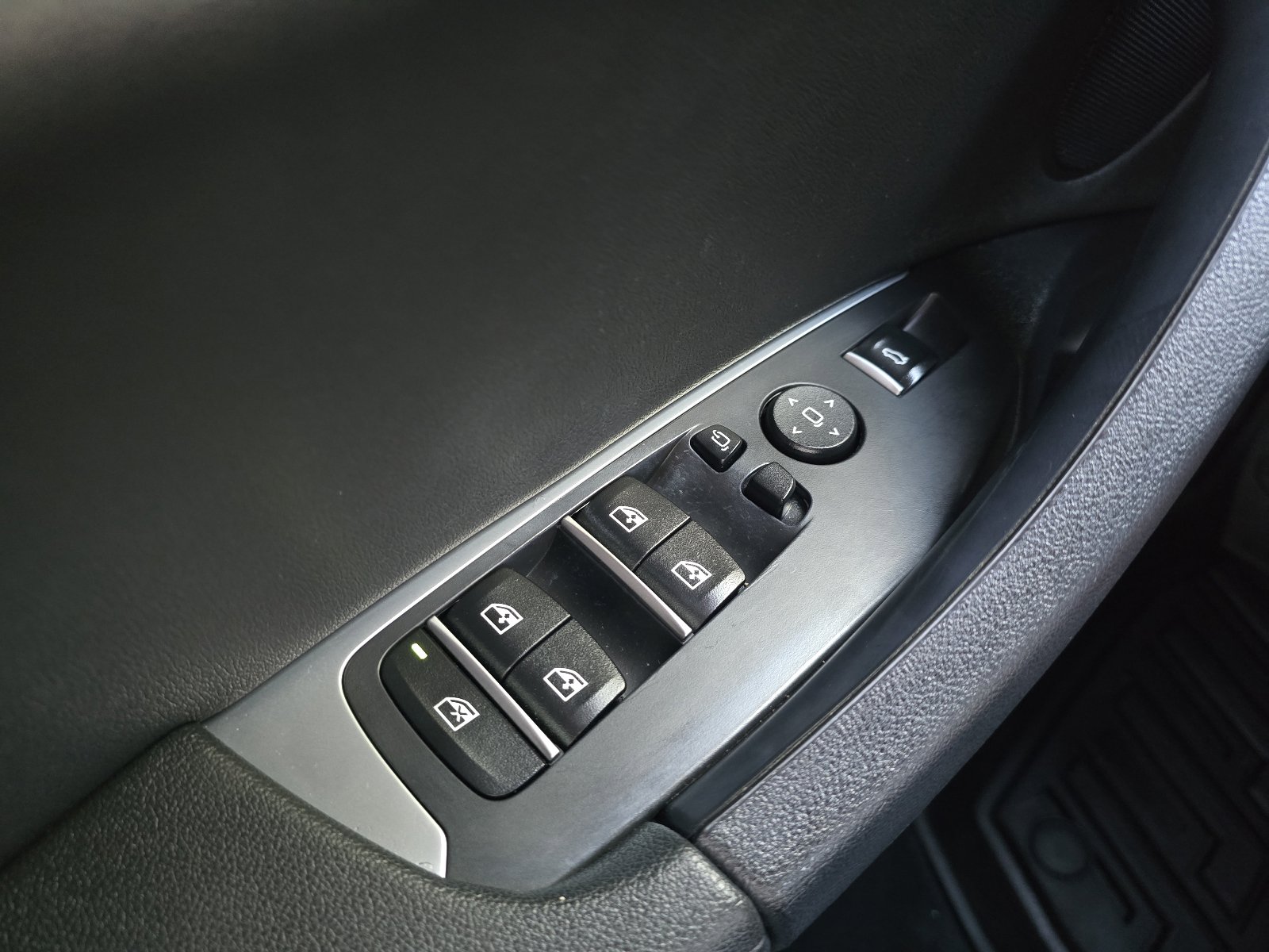 Used 2019 BMW X4 xDrive30i w/ Convenience Package image 23