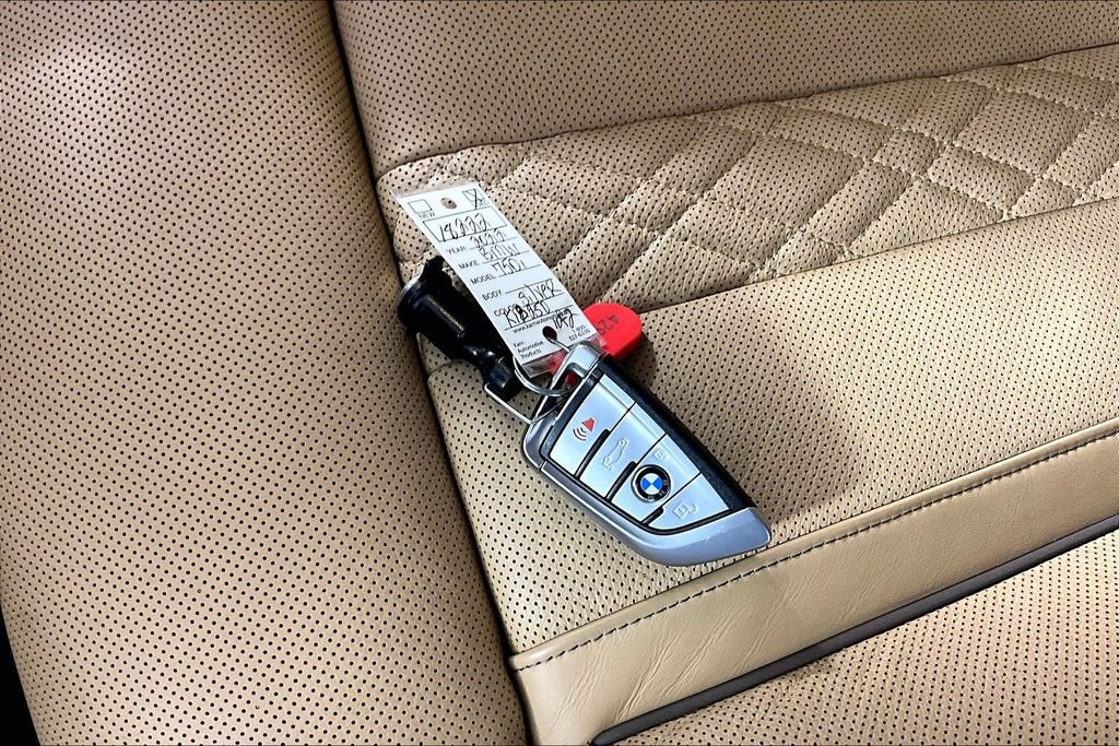 Used 2022 BMW 750Li xDrive AWD/4WD image 10