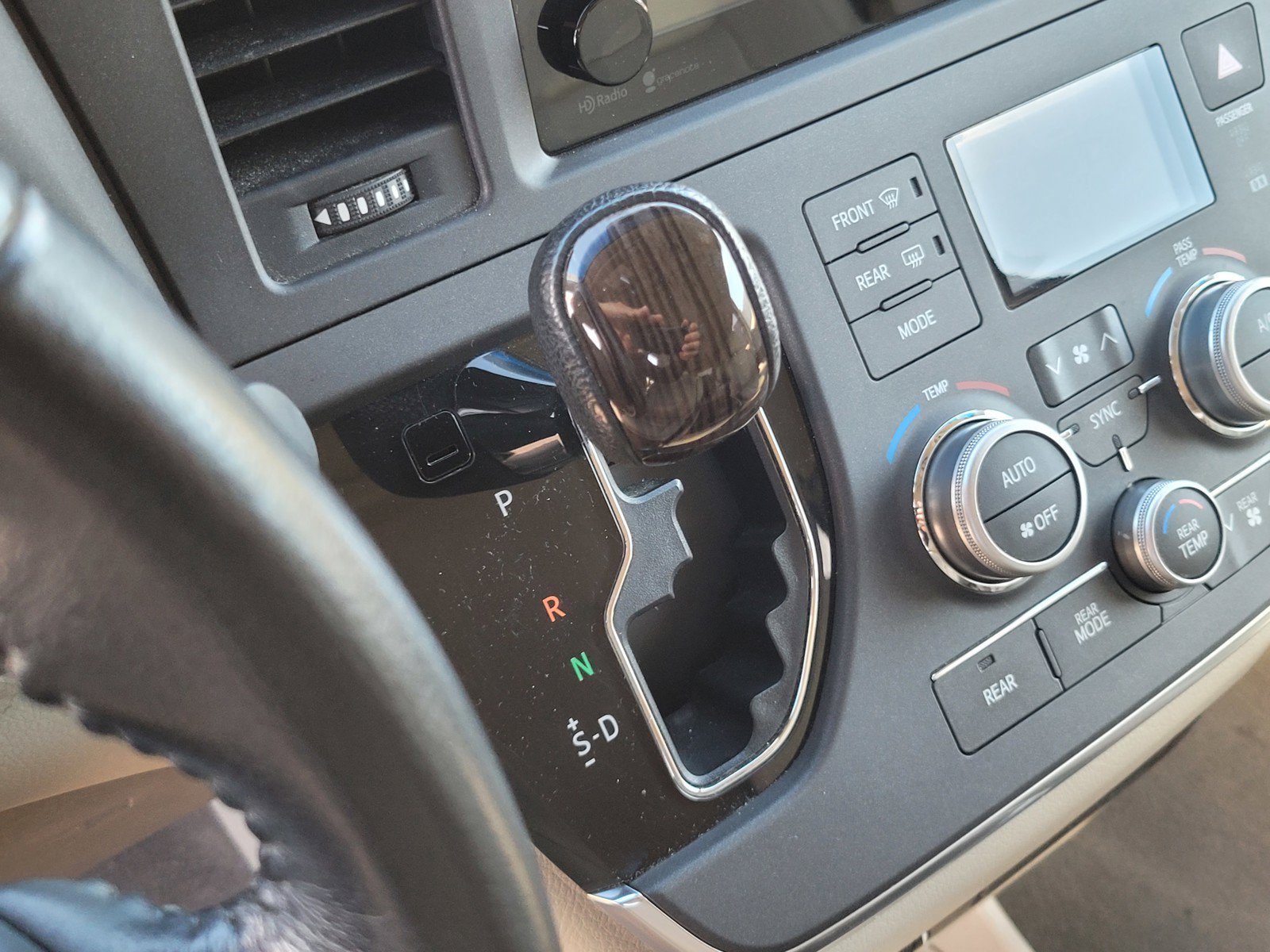 Used 2015 Toyota Sienna XLE w/ XLE Navigation Package FWD image 20