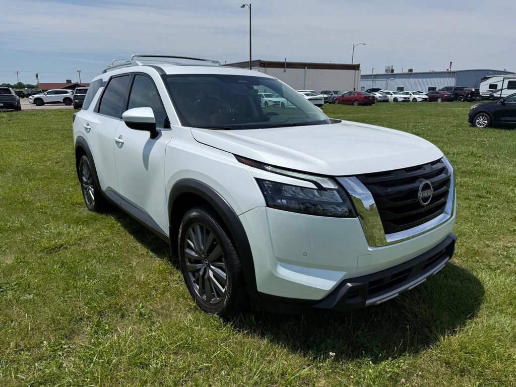 Certified 2025 Nissan Pathfinder SL w/ SL Premium Package AWD/4WD image 3