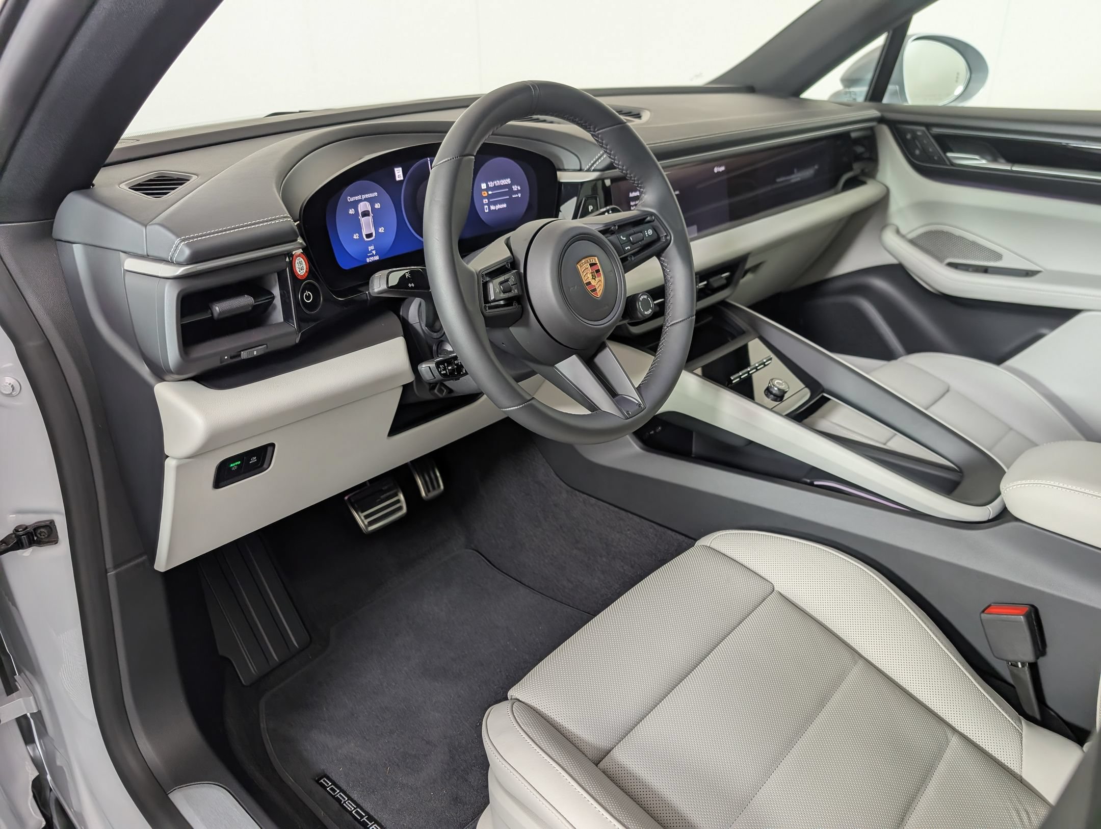 New 2025 Porsche Macan 4S Electric AWD/4WD image 4