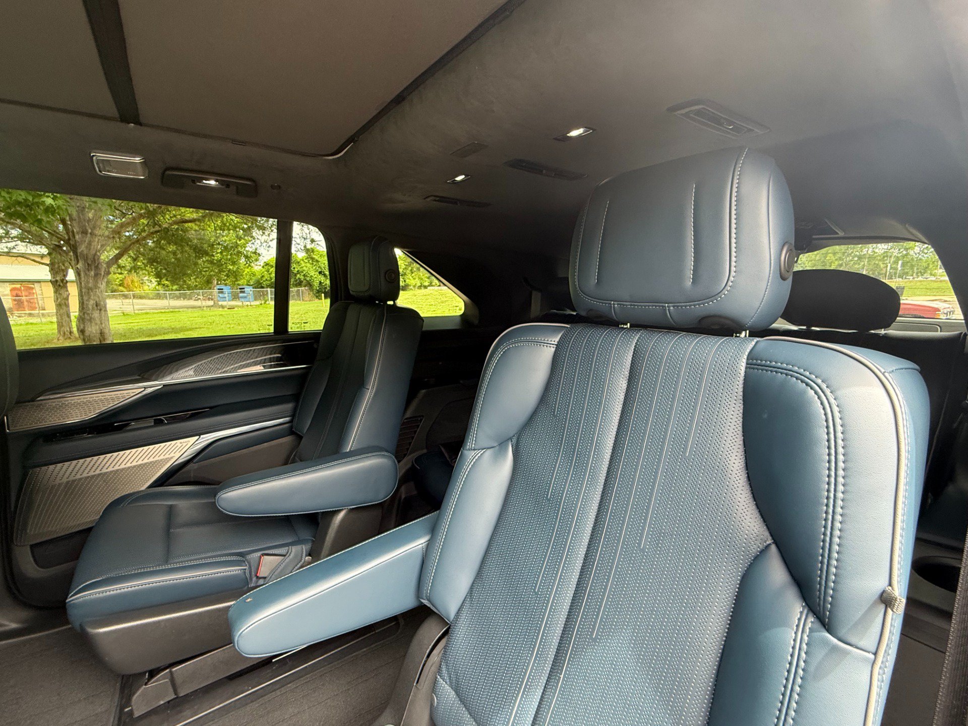 Used 2025 Cadillac Escalade IQ Luxury 2 w/ LPO, Premium Carpet Package AWD/4WD image 15