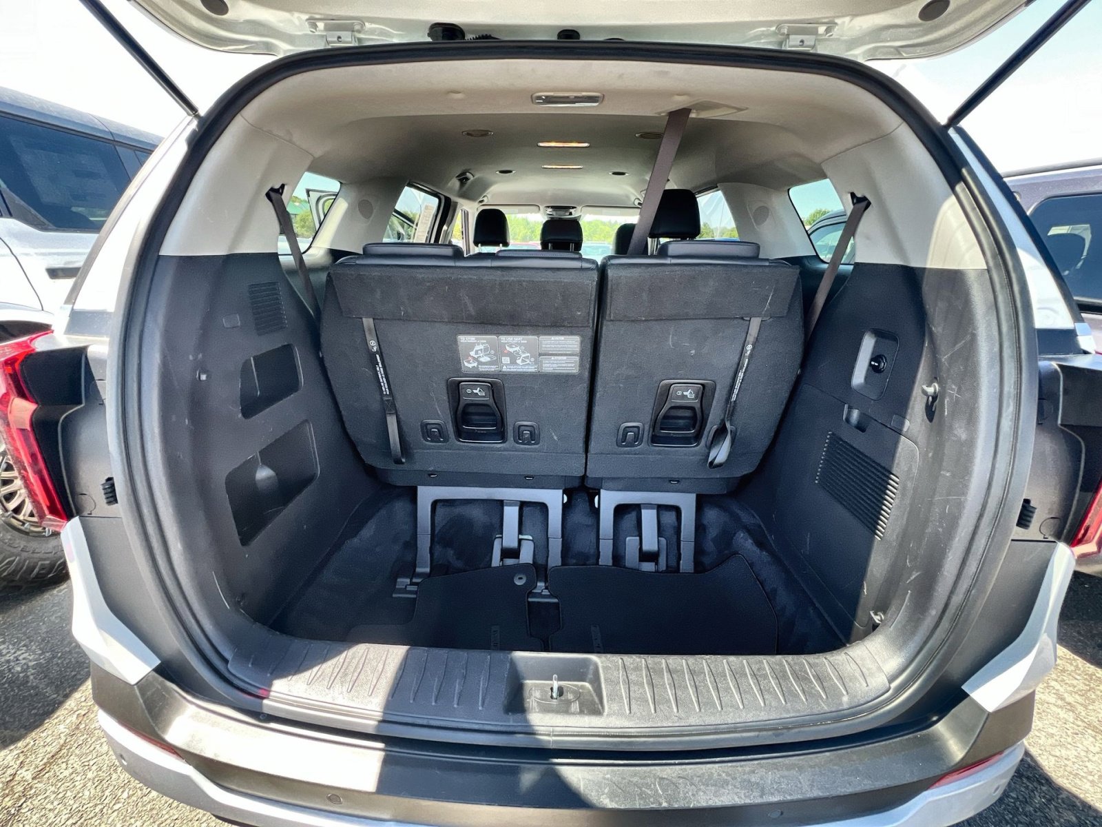 Used 2025 Kia Carnival FWD image 34