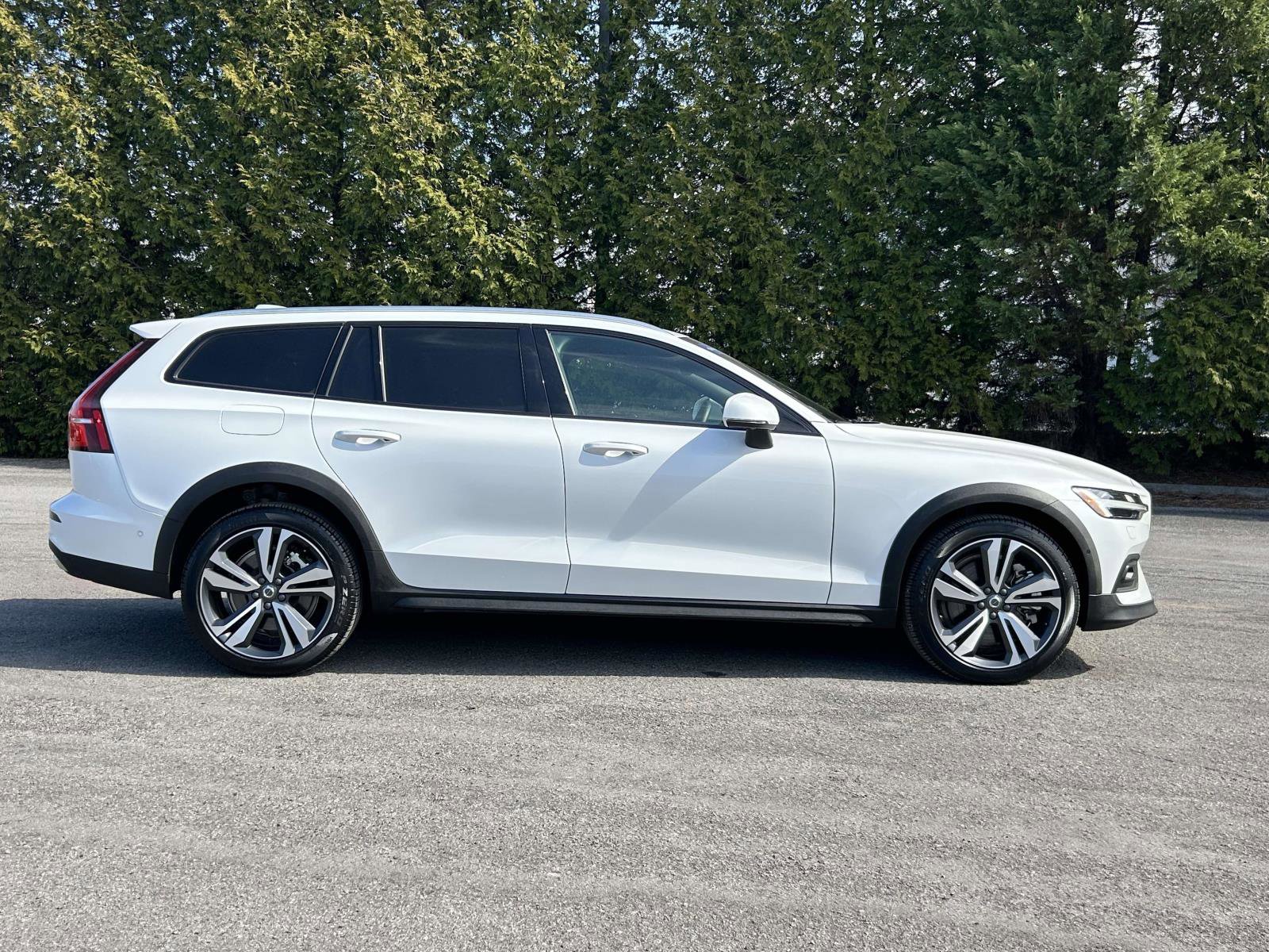 Certified 2025 Volvo V60 B5 Cross Country Plus image 2