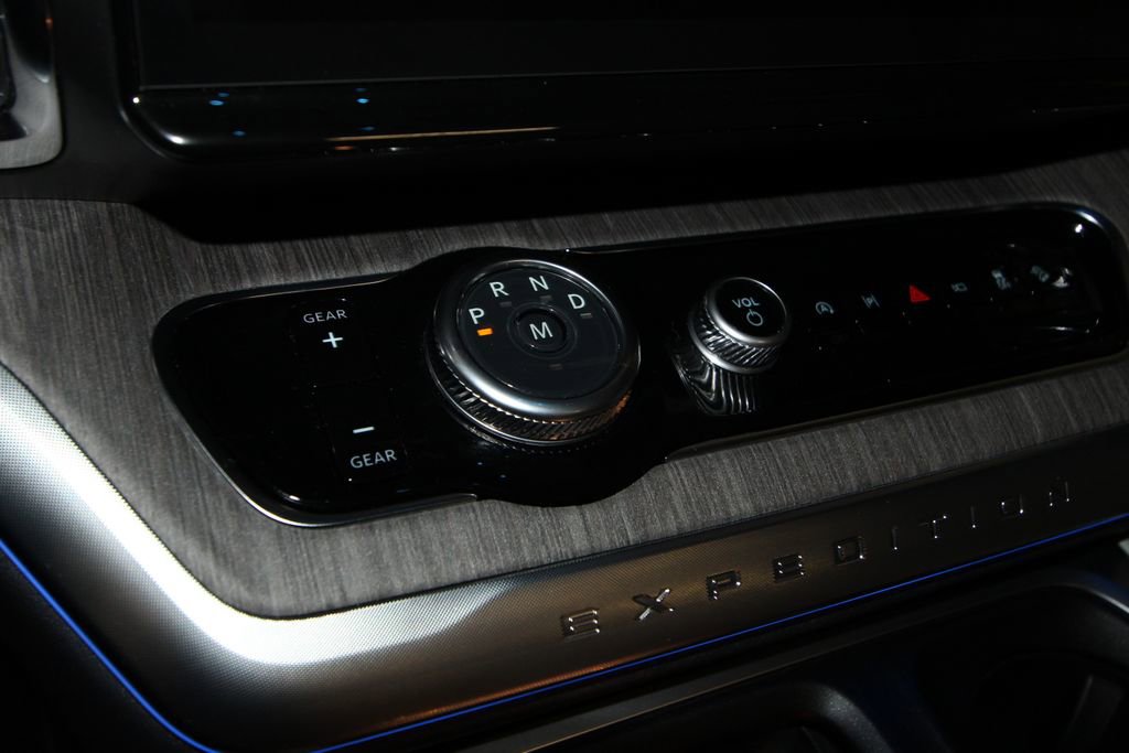 Used 2025 Ford Expedition Platinum w/ Platinum Ultimate Package image 17