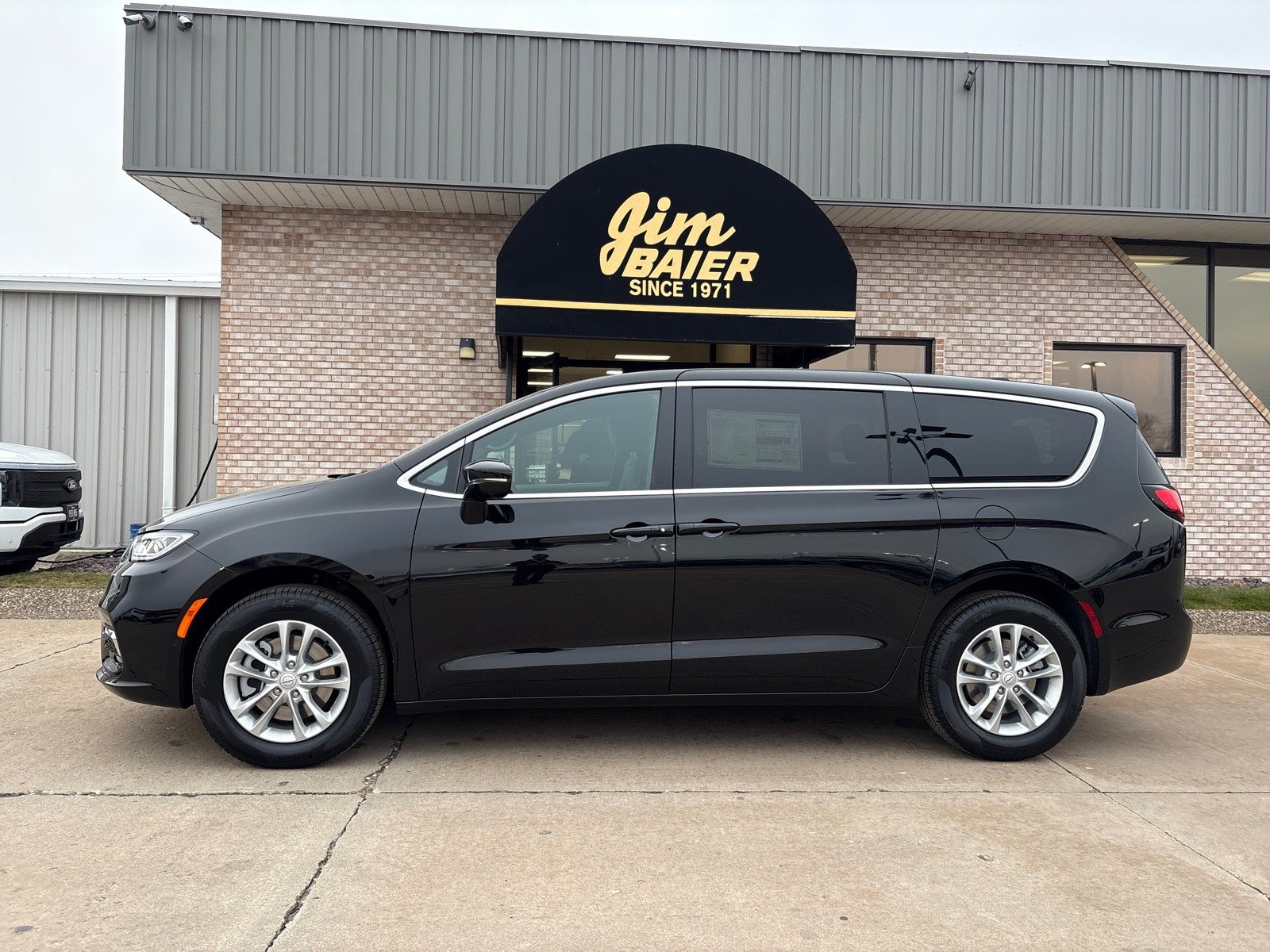 New 2026 Chrysler Pacifica Select AWD/4WD image 2