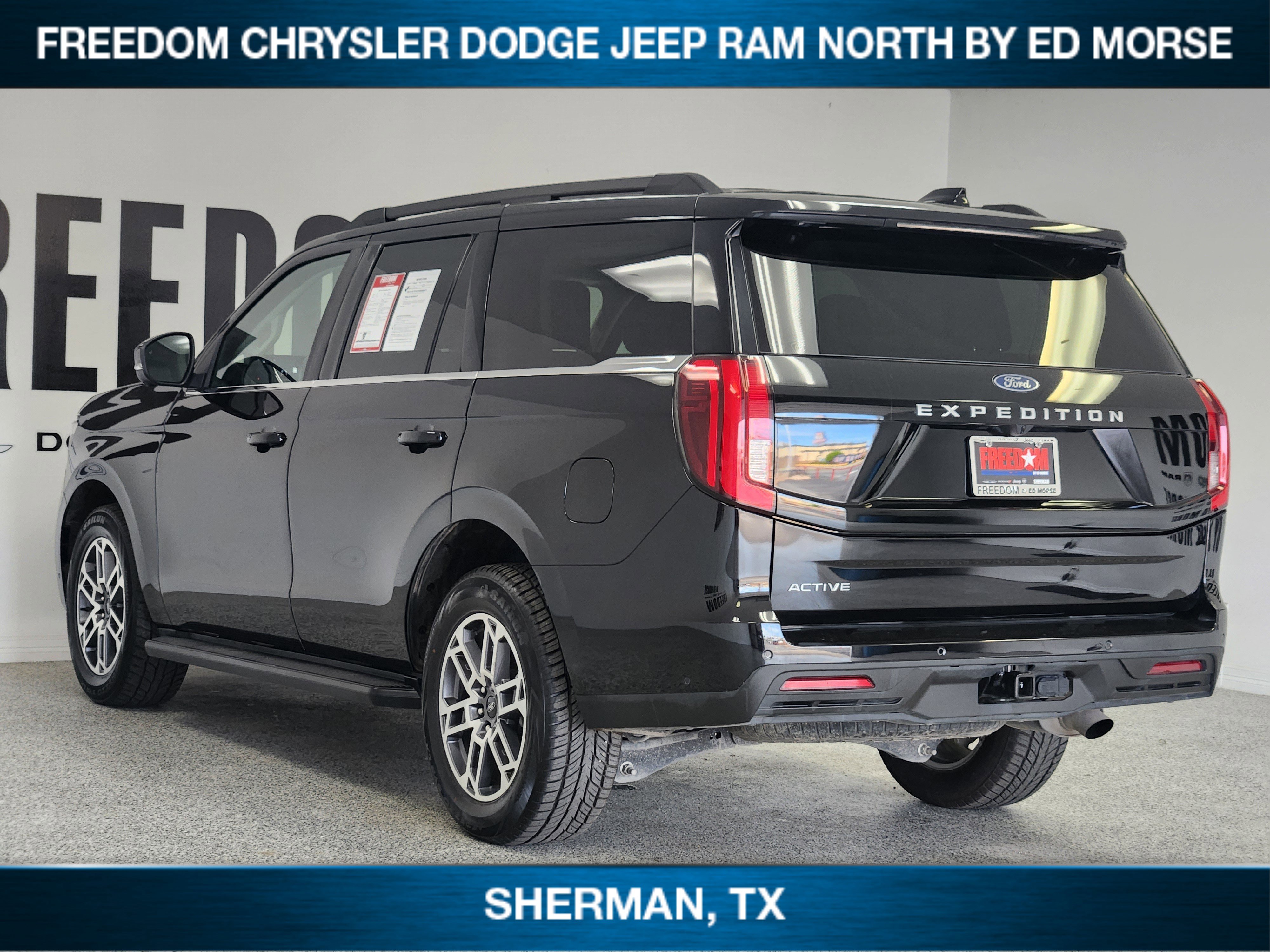 Used 2025 Ford Expedition Active image 3