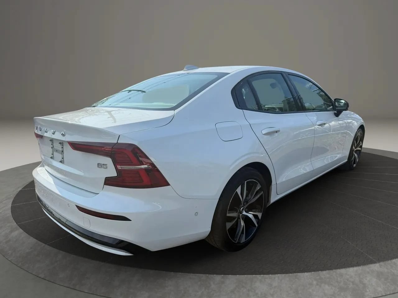 Used 2023 Volvo S60 B5 Plus FWD image 4