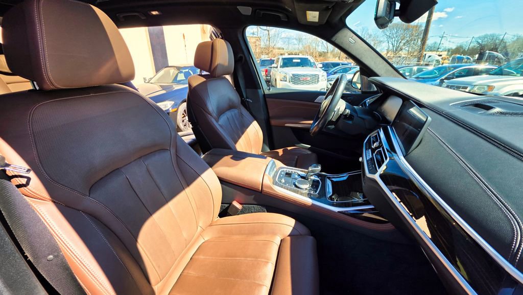 Used 2021 BMW X7 M50i w/ Dynamic Handling Package image 43