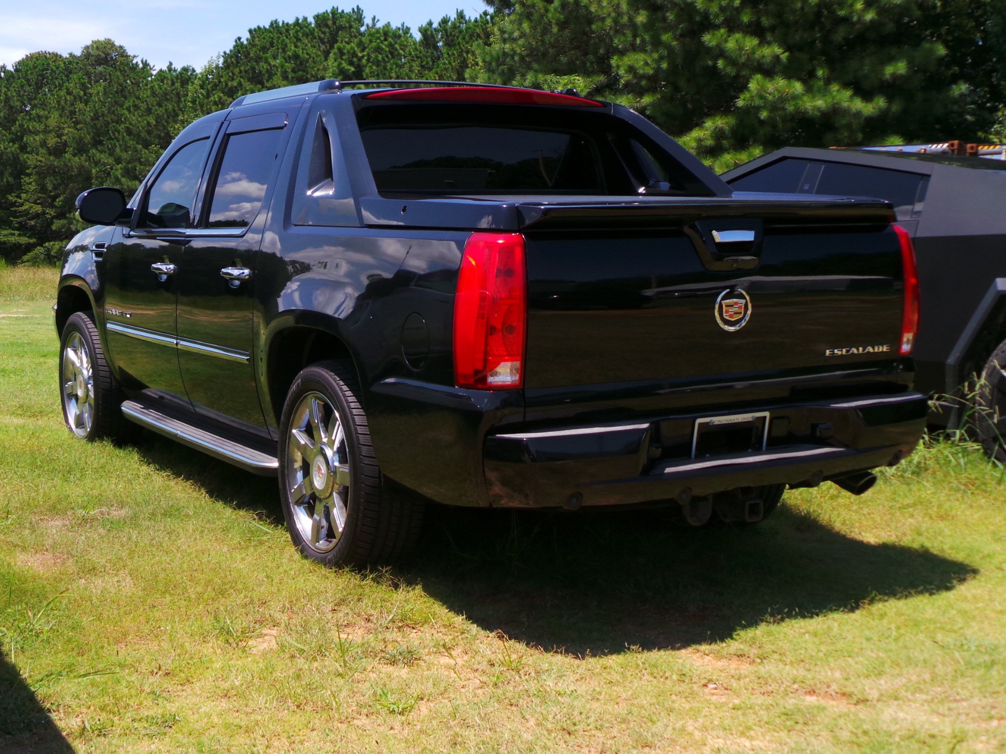 Used 2013 Cadillac Escalade EXT Luxury AWD/4WD image 3