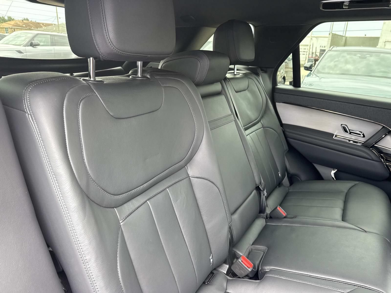 Used 2025 Land Rover Range Rover Sport AWD/4WD image 9