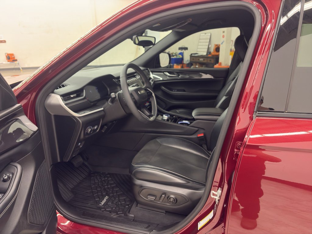 Used 2023 Jeep Grand Cherokee Altitude image 10