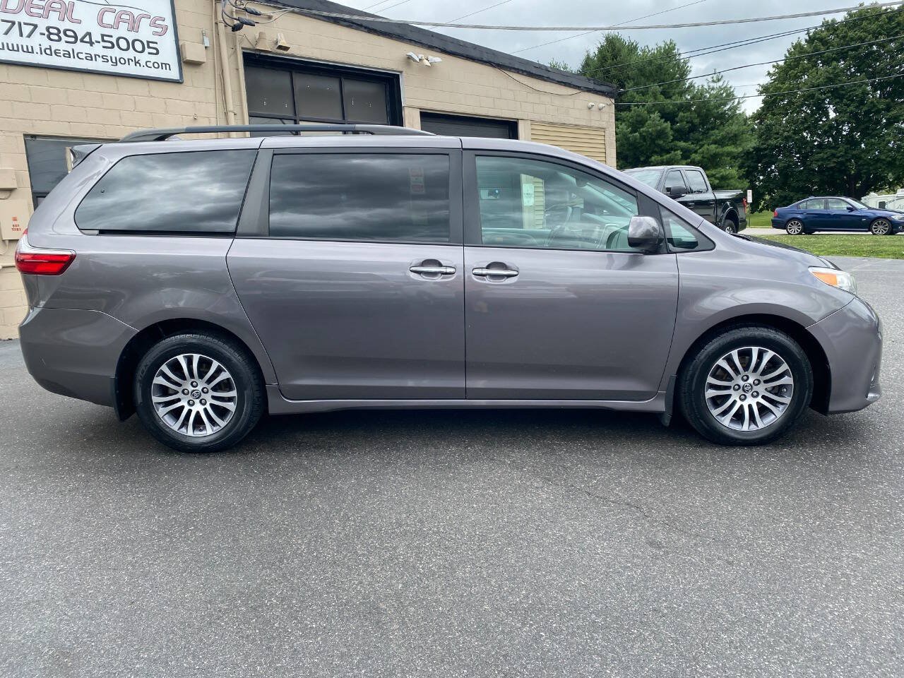 Used 2020 Toyota Sienna XLE FWD image 2