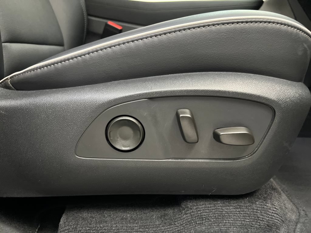 Used 2025 Buick Enclave Preferred AWD/4WD image 32