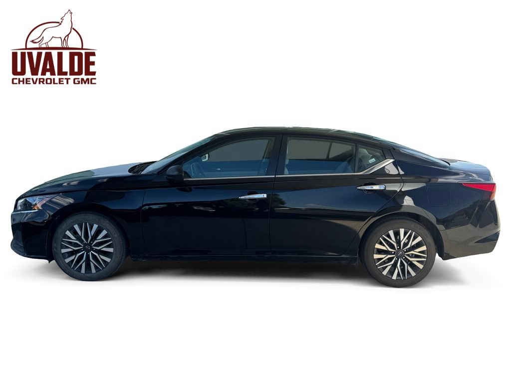 Used 2024 Nissan Altima 2.5 SV FWD image 2