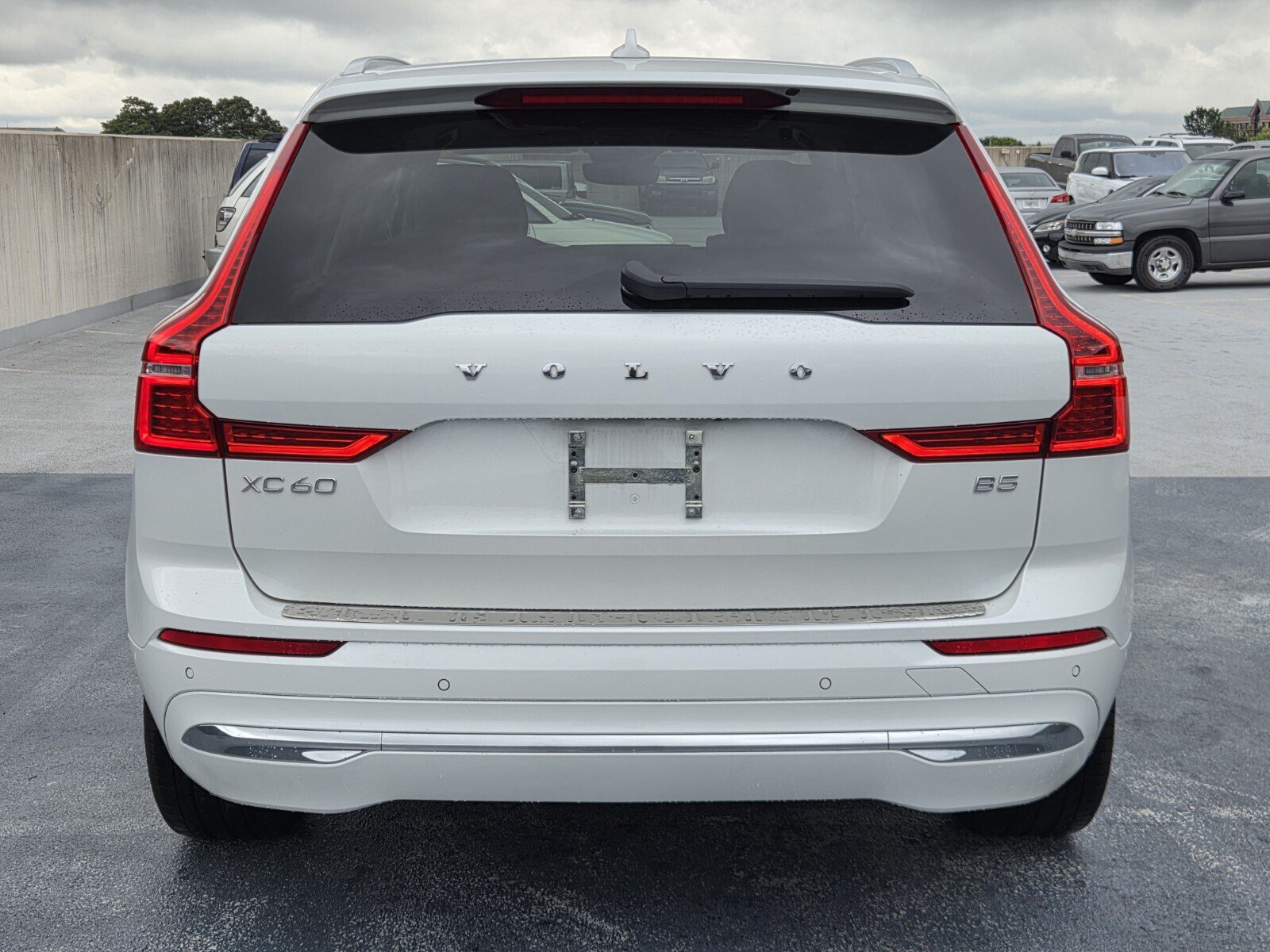 Used 2023 Volvo XC60 B5 Ultimate w/ Climate Package FWD image 4