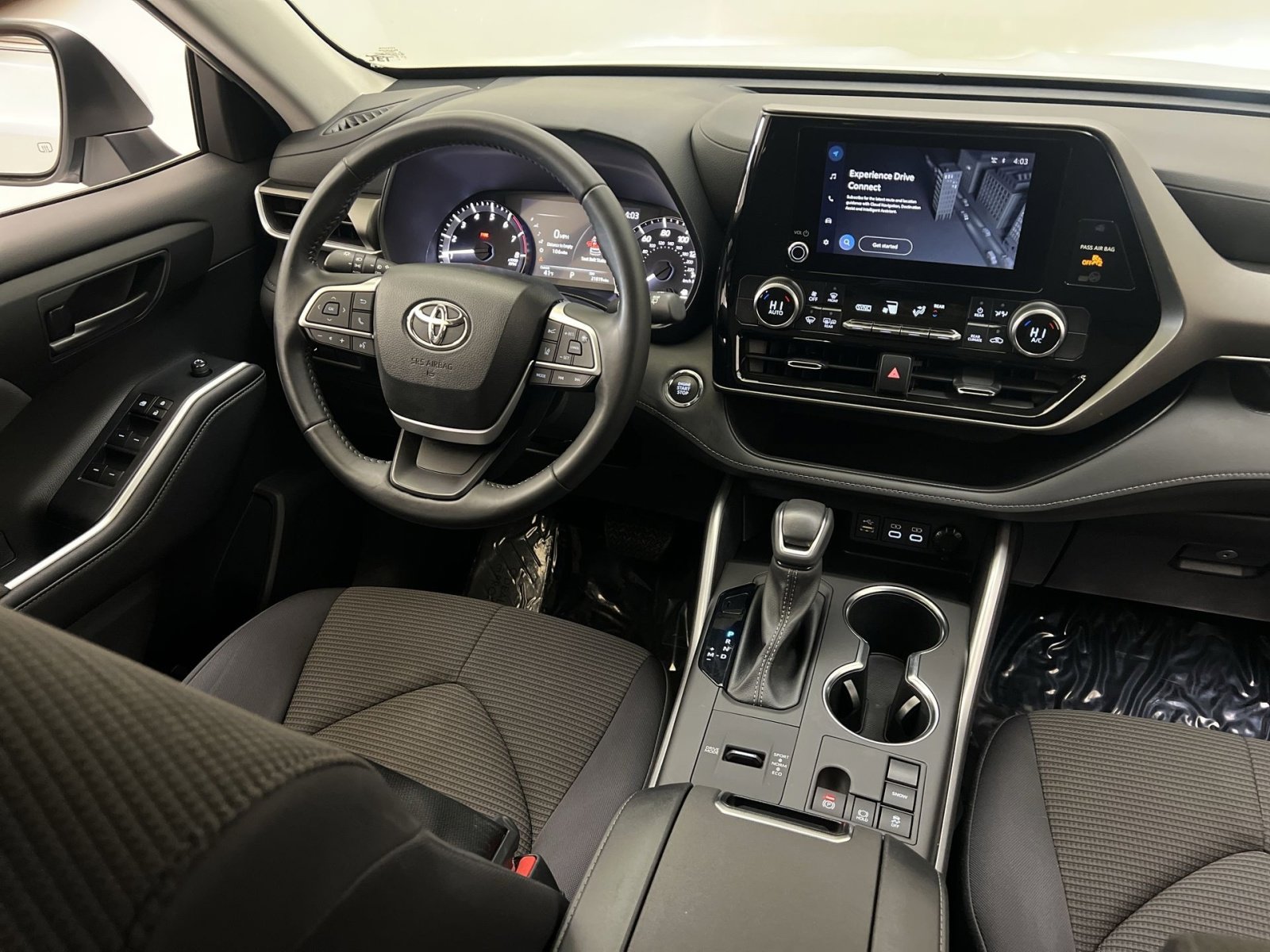 Used 2023 Toyota Highlander LE image 30