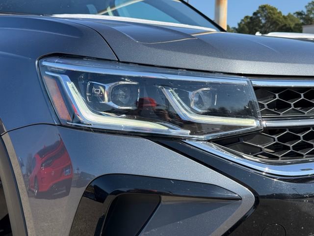 Certified 2024 Volkswagen Taos SEL image 3