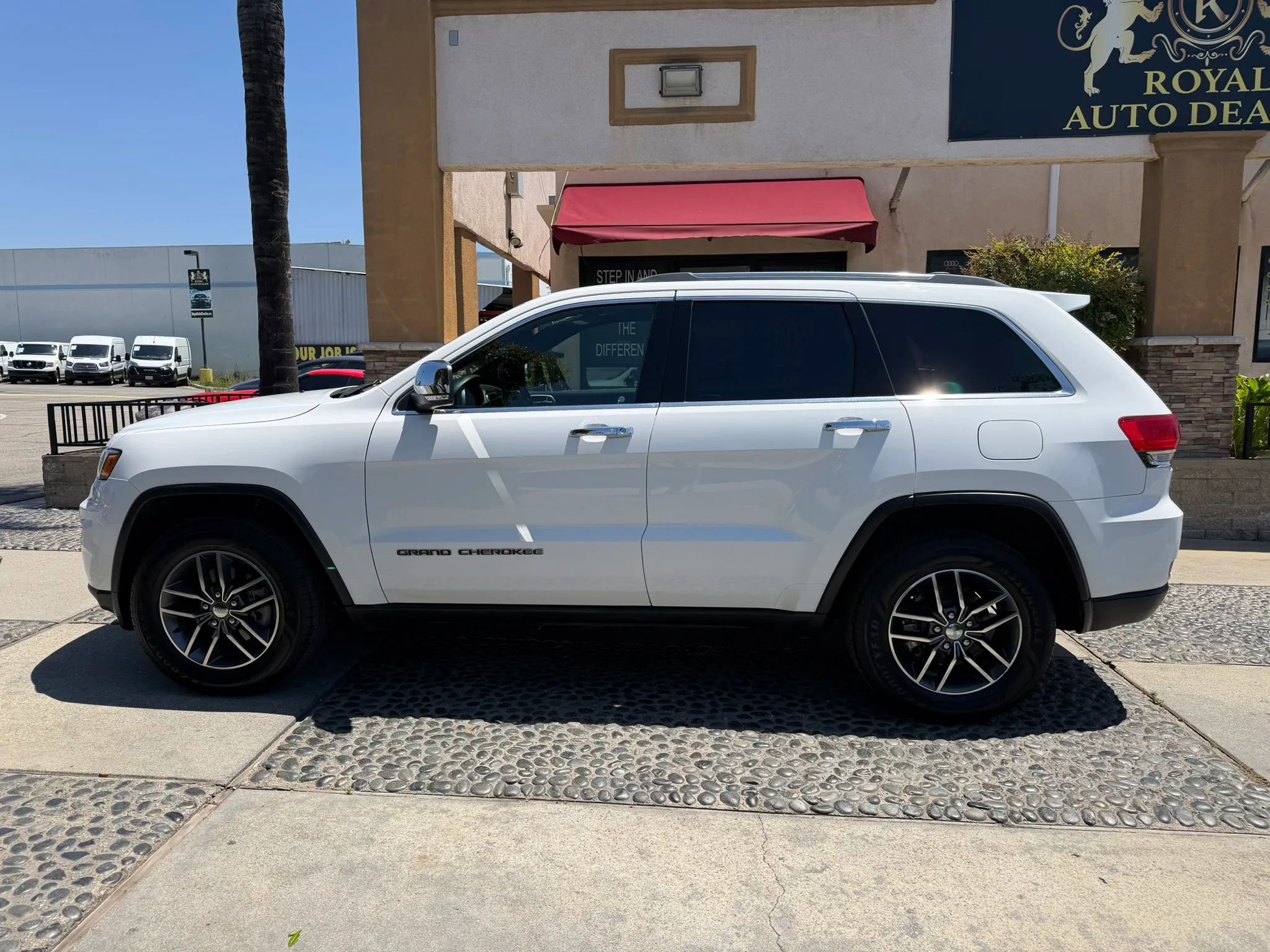 Used 2017 Jeep Grand Cherokee Limited w/ Luxury Group II AWD/4WD image 8