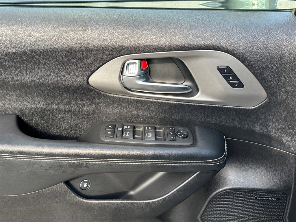 Used 2022 Chrysler Pacifica Limited w/ Uconnect Theater Family Group image 23