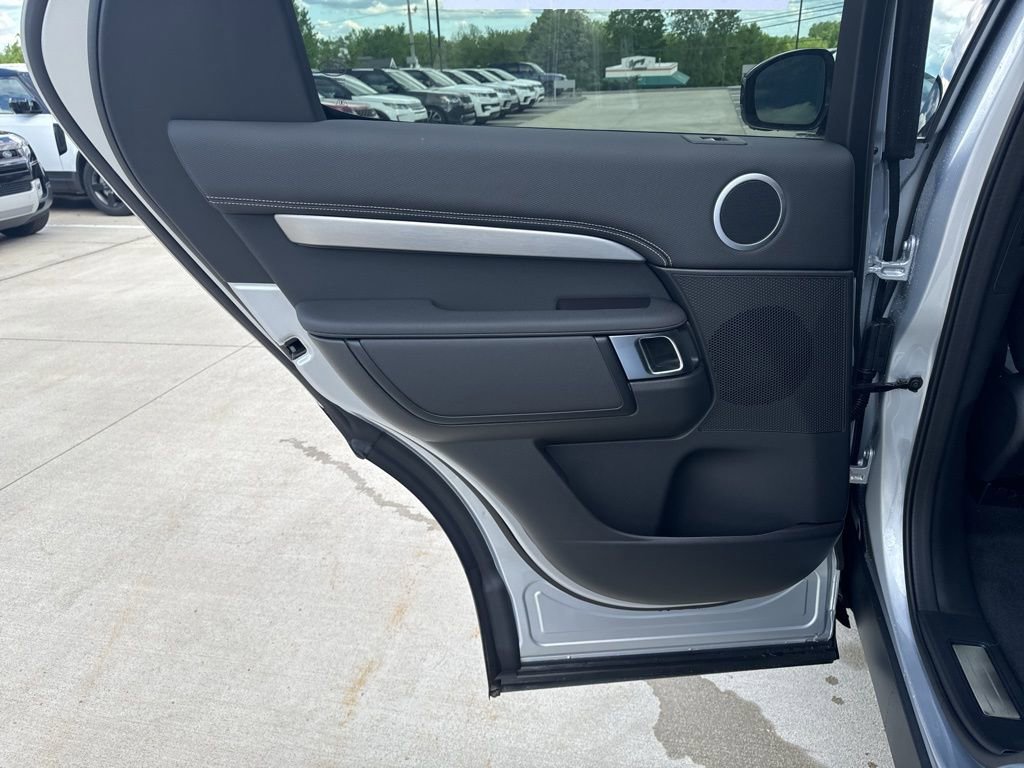 New 2024 Land Rover Discovery Dynamic SE image 13