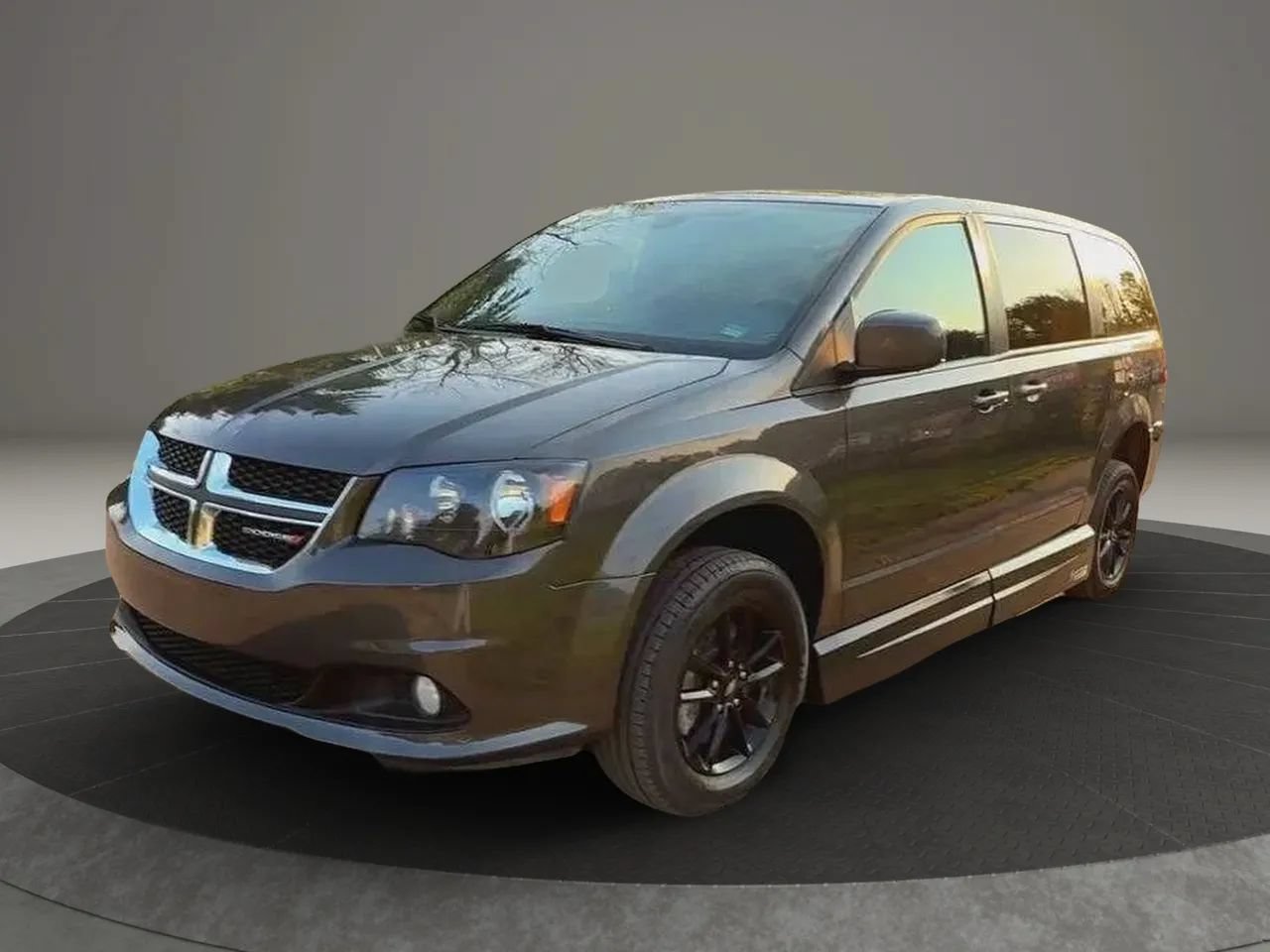 Used 2019 Dodge Grand Caravan SXT w/ Blacktop Package FWD image 30
