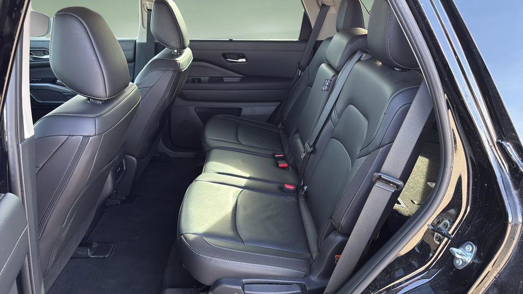 Certified 2025 Nissan Pathfinder SL image 18