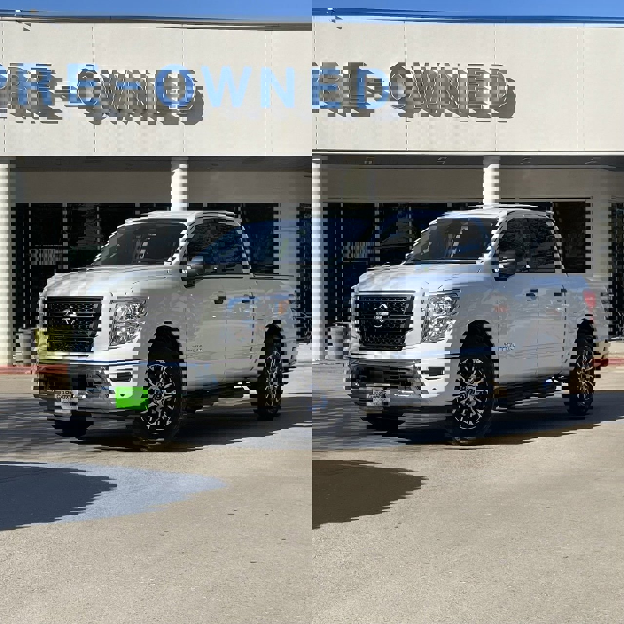 Used 2024 Nissan Titan SV w/ SV Convenience Package image 2