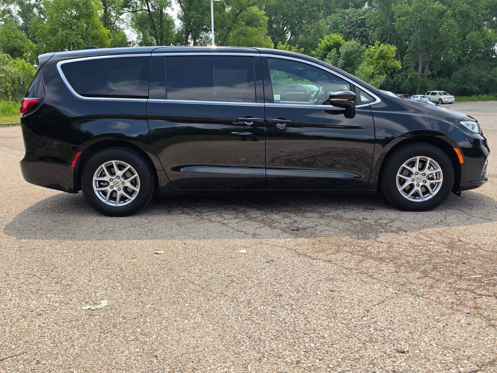 Used 2025 Chrysler Pacifica Select FWD image 5