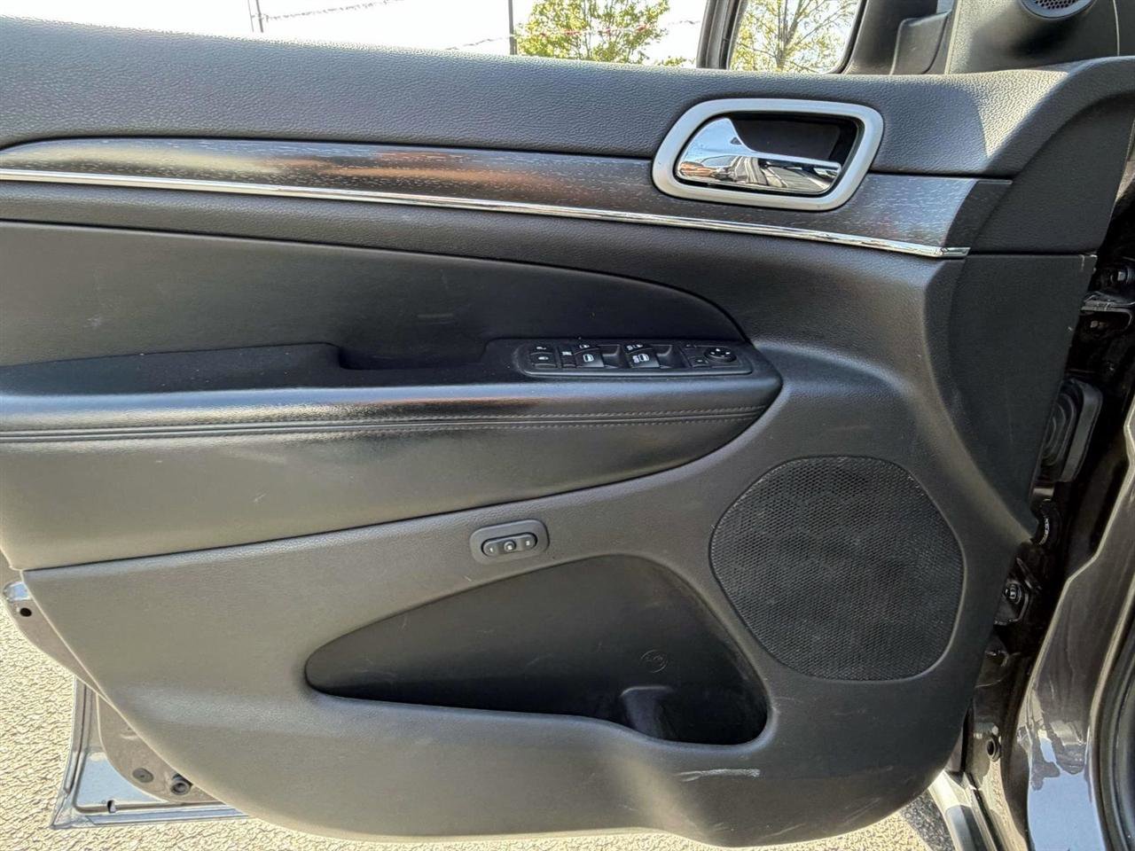 Used 2018 Jeep Grand Cherokee Limited AWD/4WD image 12