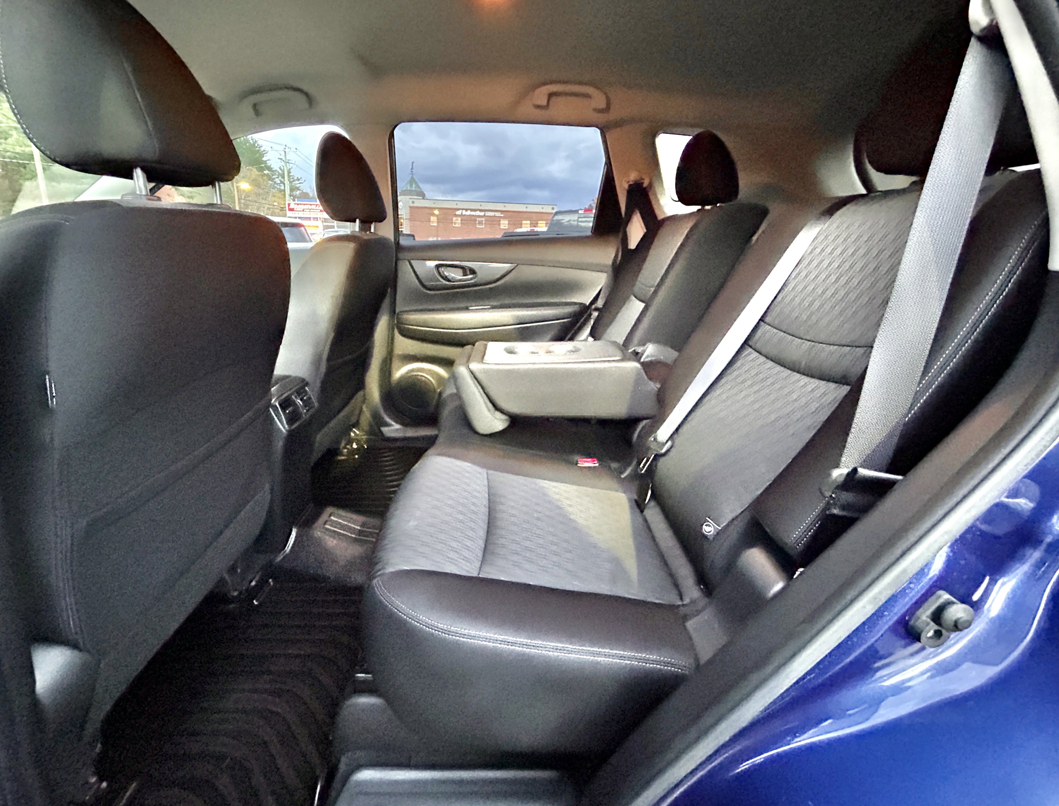 Used 2020 Nissan Rogue SV image 34