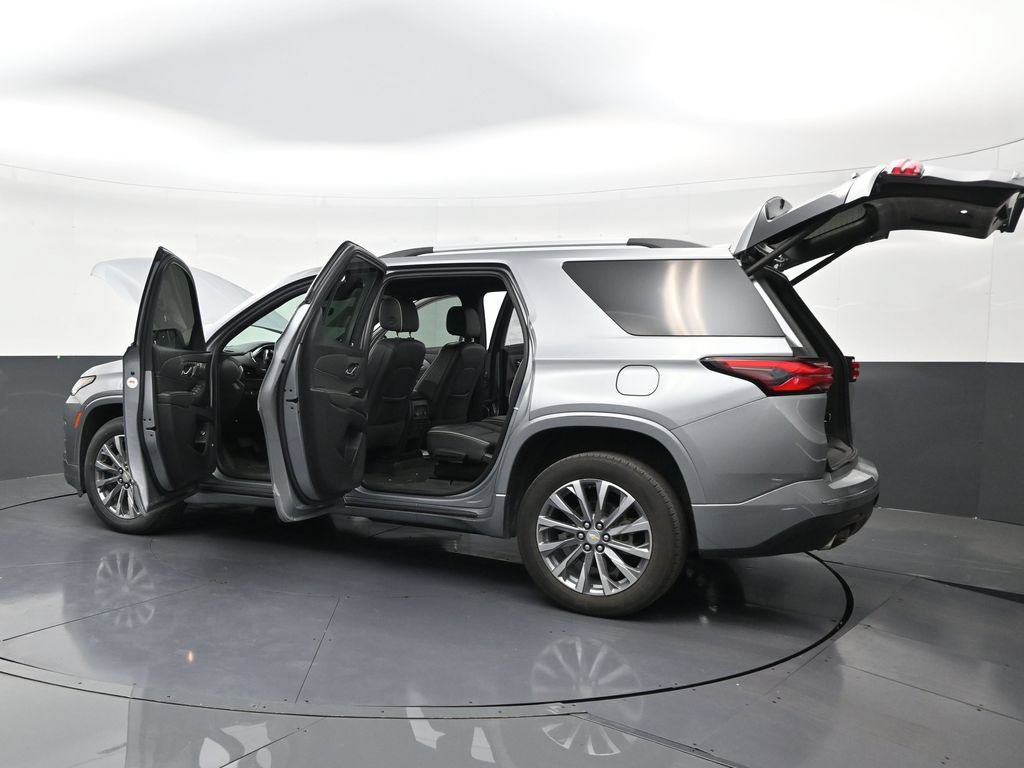 Used 2023 Chevrolet Traverse Premier FWD image 31