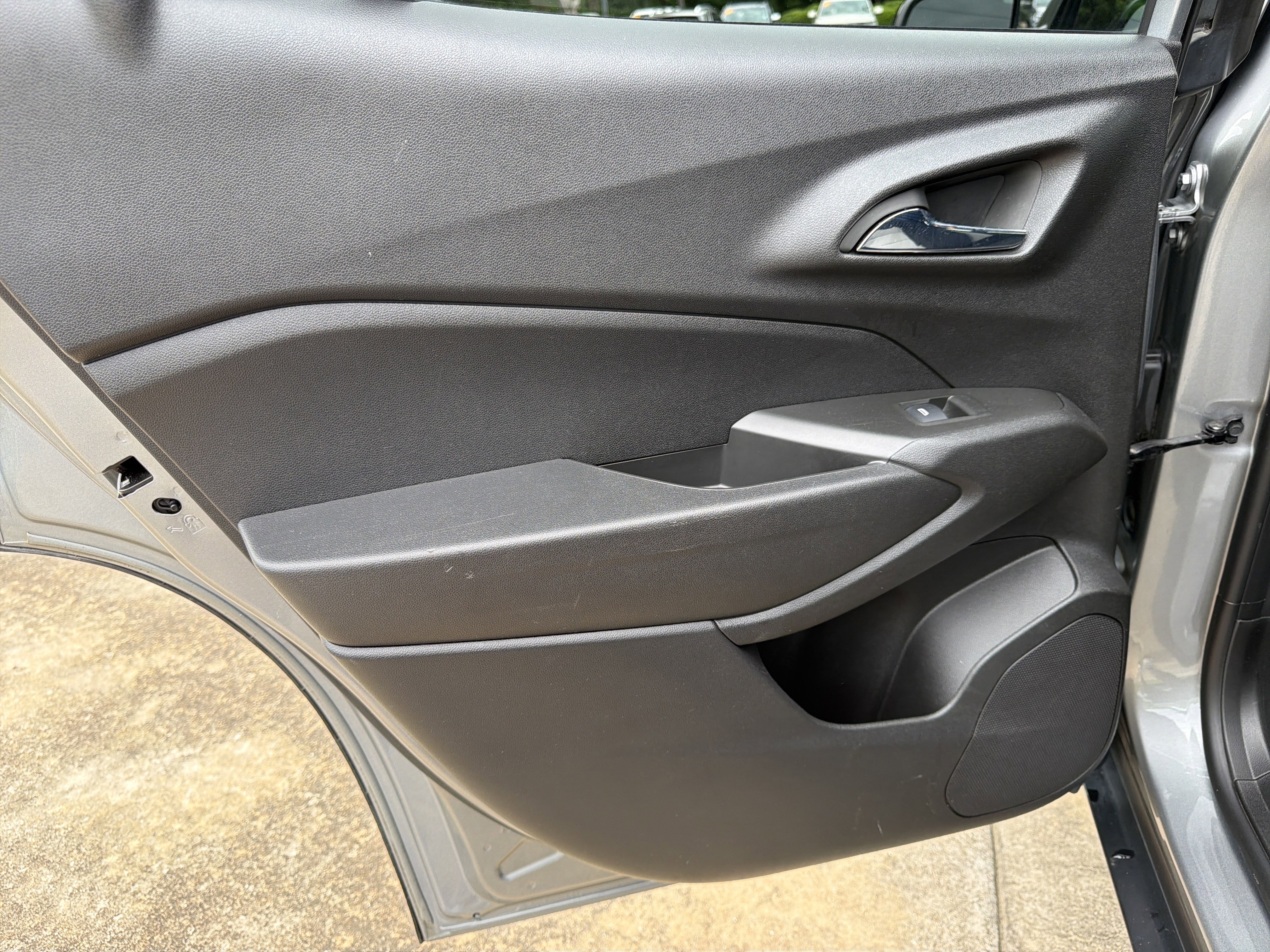 Used 2024 Chevrolet Trax RS FWD image 21