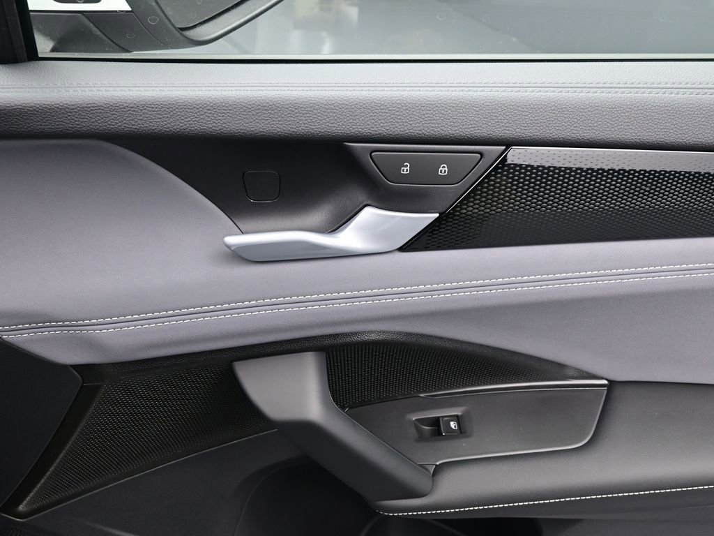 Used 2025 Volkswagen Tiguan SE image 31