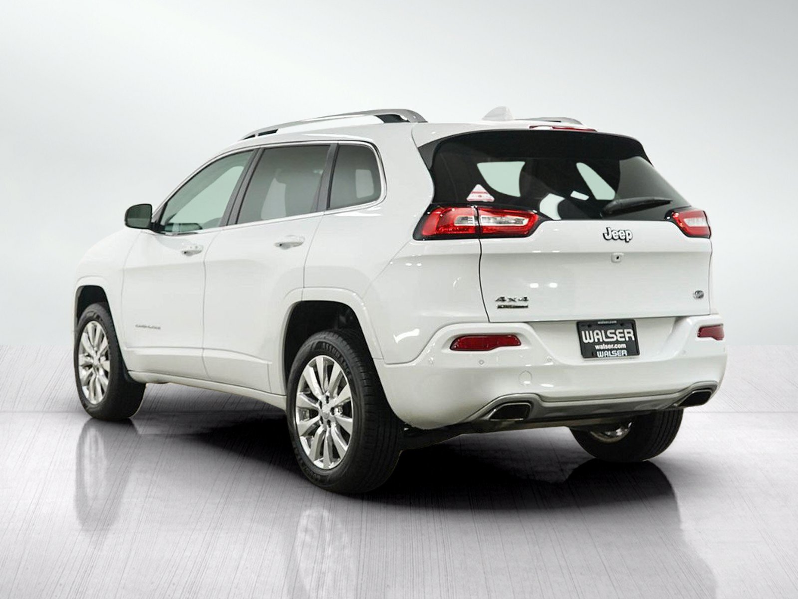 Used 2016 Jeep Cherokee Overland w/ Technology Group AWD/4WD image 3
