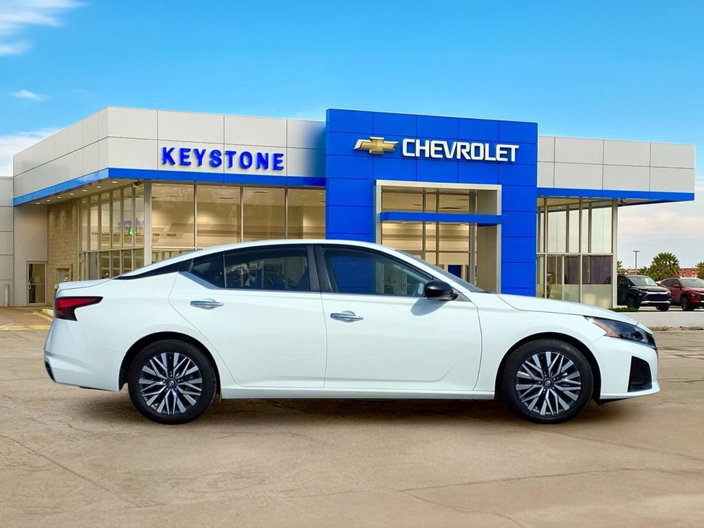 Used 2025 Nissan Altima 2.5 SV FWD image 8