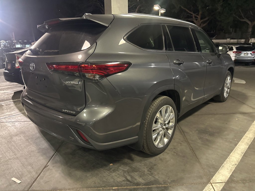 Used 2022 Toyota Highlander Limited image 3