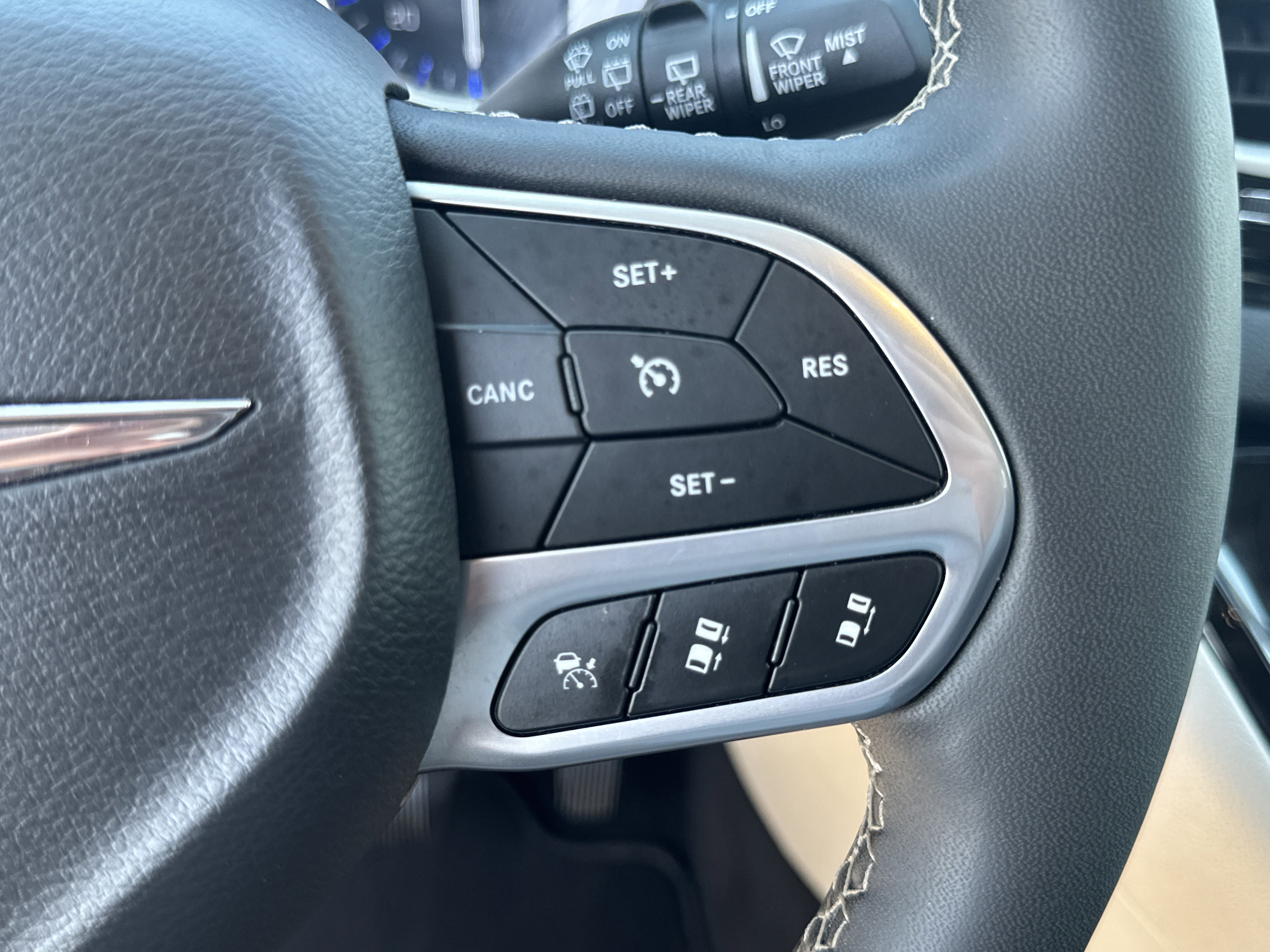 Used 2024 Chrysler Pacifica Touring-L image 32