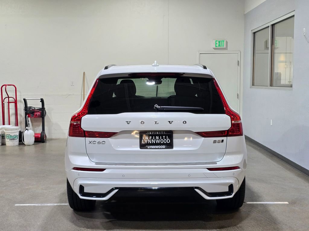 Used 2022 Volvo XC60 B5 R-Design w/ Climate Package image 5